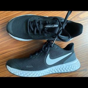 Girls Nike Revolution 5